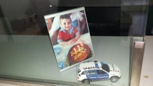 El cotxe que ha donat als Mossos d'Esquadra el pare del nen de tres anys que va morir dijous a l'atemptat de La Rambla, juntament amb la fotograia de l'infant