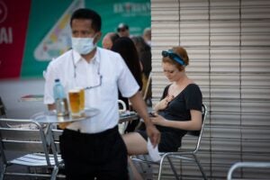 Una noia i un cambrer en una terrassa de Barcelona