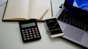 Un ordinador, un mòbil i una calculadora