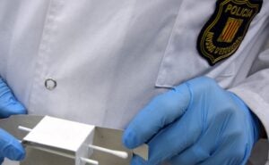 Un Mosso realitza una prova d'ADN/Mossos
