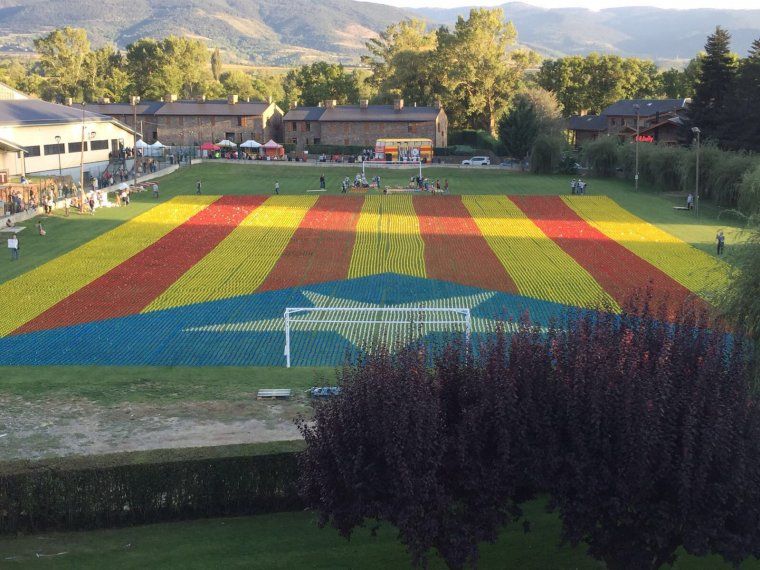 Aix&iacute; quedava l'estelada amb espelmes abans d'encendre-les