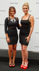 Antonella Roccuzzo i Sofia Balbi durant la inauguraci&oacute; de la seva botiga de sabates