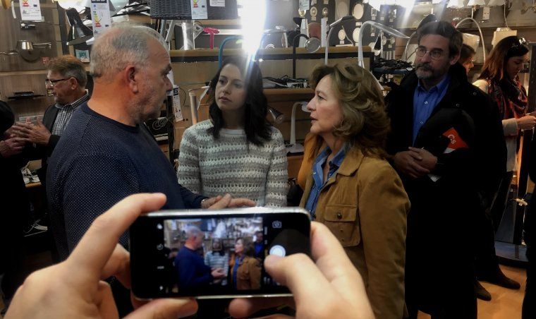 Arrimadas conversa amb un comerciant de Nou Barris