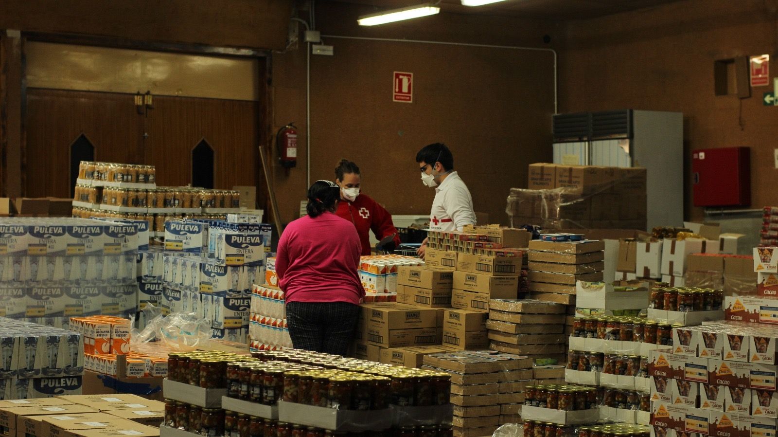 Voluntaris de Creu Roja, al banc d'aliments TECA, que cobreix part de