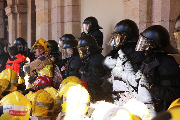 Bombers i Mossos, al Parlament