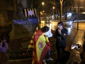 El reporter Cake enraona amb un dels espanyolistes