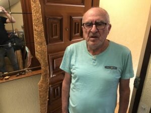 Salvador Ros, al costat de la porta esberlada