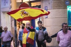 Dos homes han exhibit banderes espanyoles al carrer