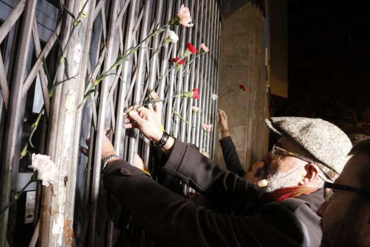El cap de llista de la CUP, Carles Riera, diposita un clavell a la reixa de l'institut Jaume Balmes de Barcelona