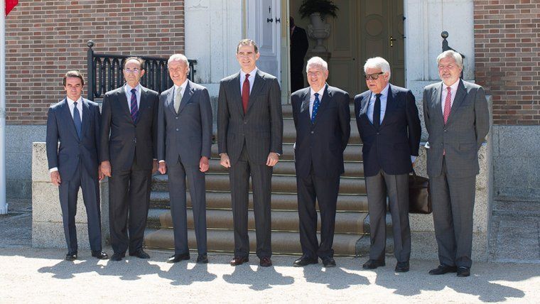 El patronat de l'Institut Elcano, amb el rei espanyol, els expresidents espanyols Aznar i Gonzàlez, i els ministres d'Ensenyament, Defensa i Exteriors