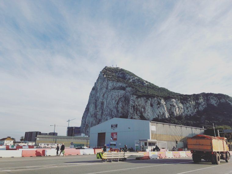 El penyal vist des de la pista d'aterratge de l'aeroport