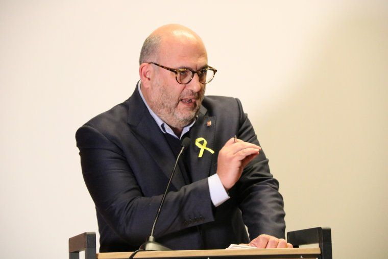 El portaveu de Junts per Catalunya, Eduard Pujol, durant la roda de premsa posterior a la reunió que el grup parlamentari ha mantingut a Brussel·les