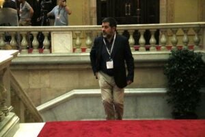 El president de l'ANC, Jordi Sànchez, puja les escales del Parlament, abans de la qüestió de confiança