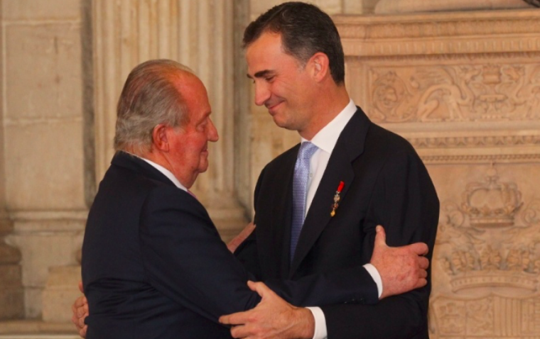 El rei Joan Carles amb Felip durant la seva abdicació