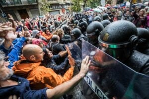 Els ciutadans defensen les urnes i intenten aturar les agressions de la policia espanyola l'1-O