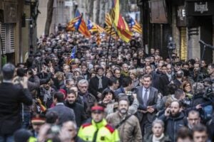 Els encausats pel 9N, acompanyats per ciutadans i polítics fins al TSJC el 6F