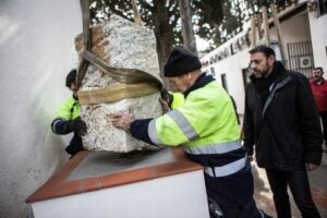Els operaris col?loquen el petit mon?lit que ha col?locat l'ajuntament en substituci? de l'antic monument franquista