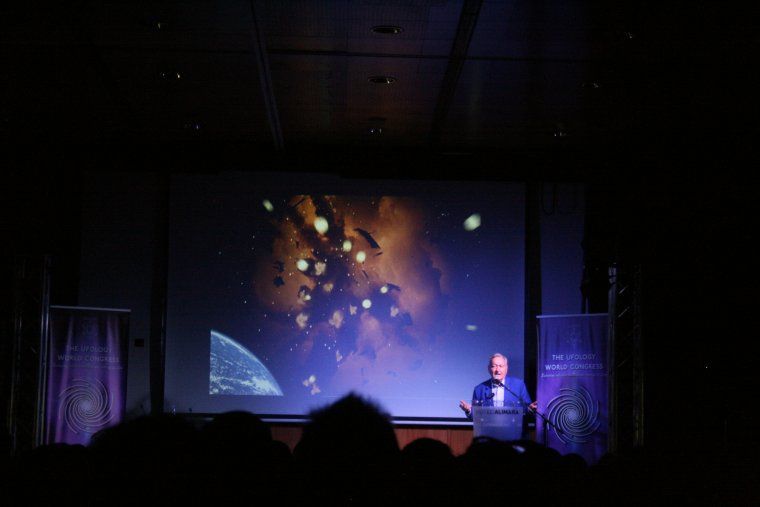 Erich von D&auml;niken durant la seva xerrada al II Ufology World Congress