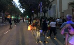 Els espanyolistes concentrats davant la caserna de la...