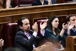 Pablo Iglesias i Irene Montero, aplaudint el discurs de Pedro Sánchez