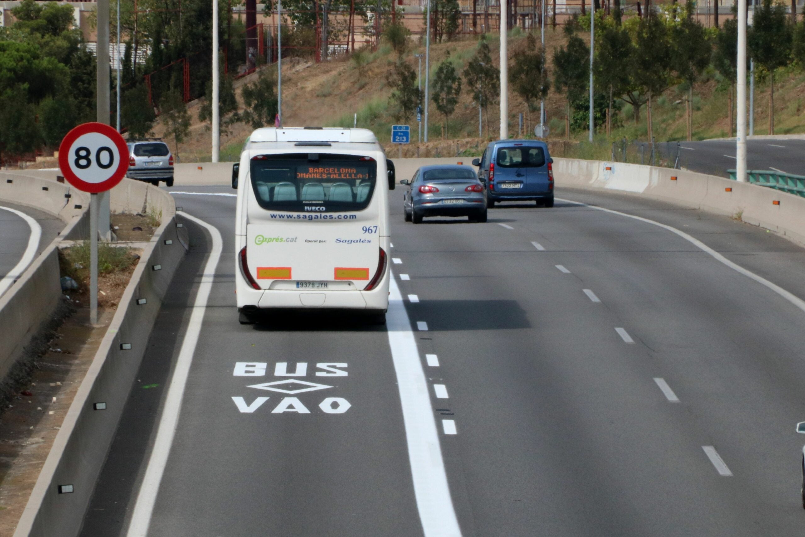 El carril bus VAO de la C-31 a Badalona en el moment que hi passa un a