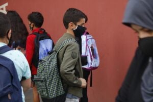 Nens amb mascareta en una escola a Manlleu (ACN)