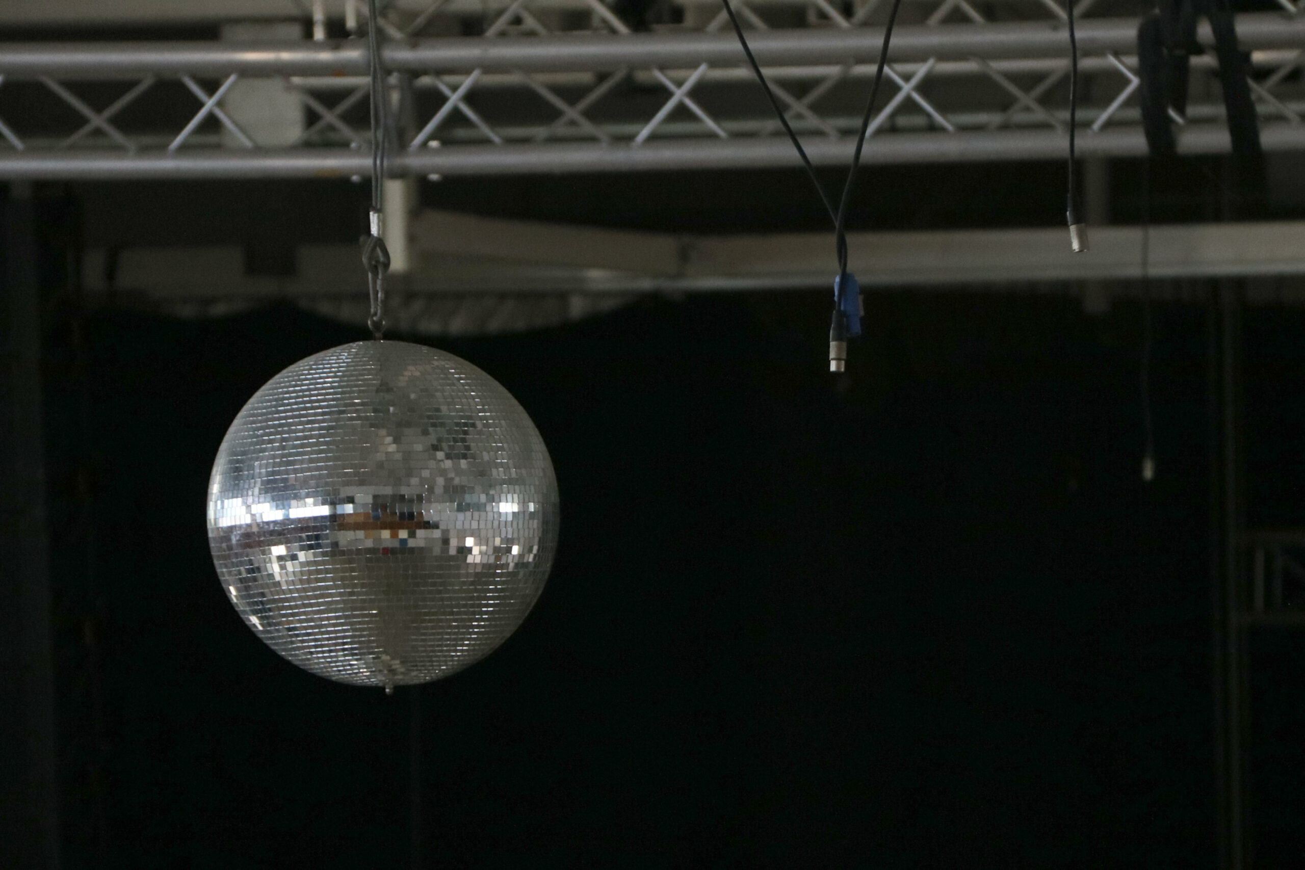 La bola de cristalls d'una discoteca, amb cables desconectats degut al tancament pel confinament. Imatge del 16 de juny del 2020 