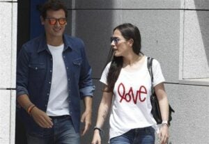 Albert Rivera sortint de l'hospital acompanyat de Malú