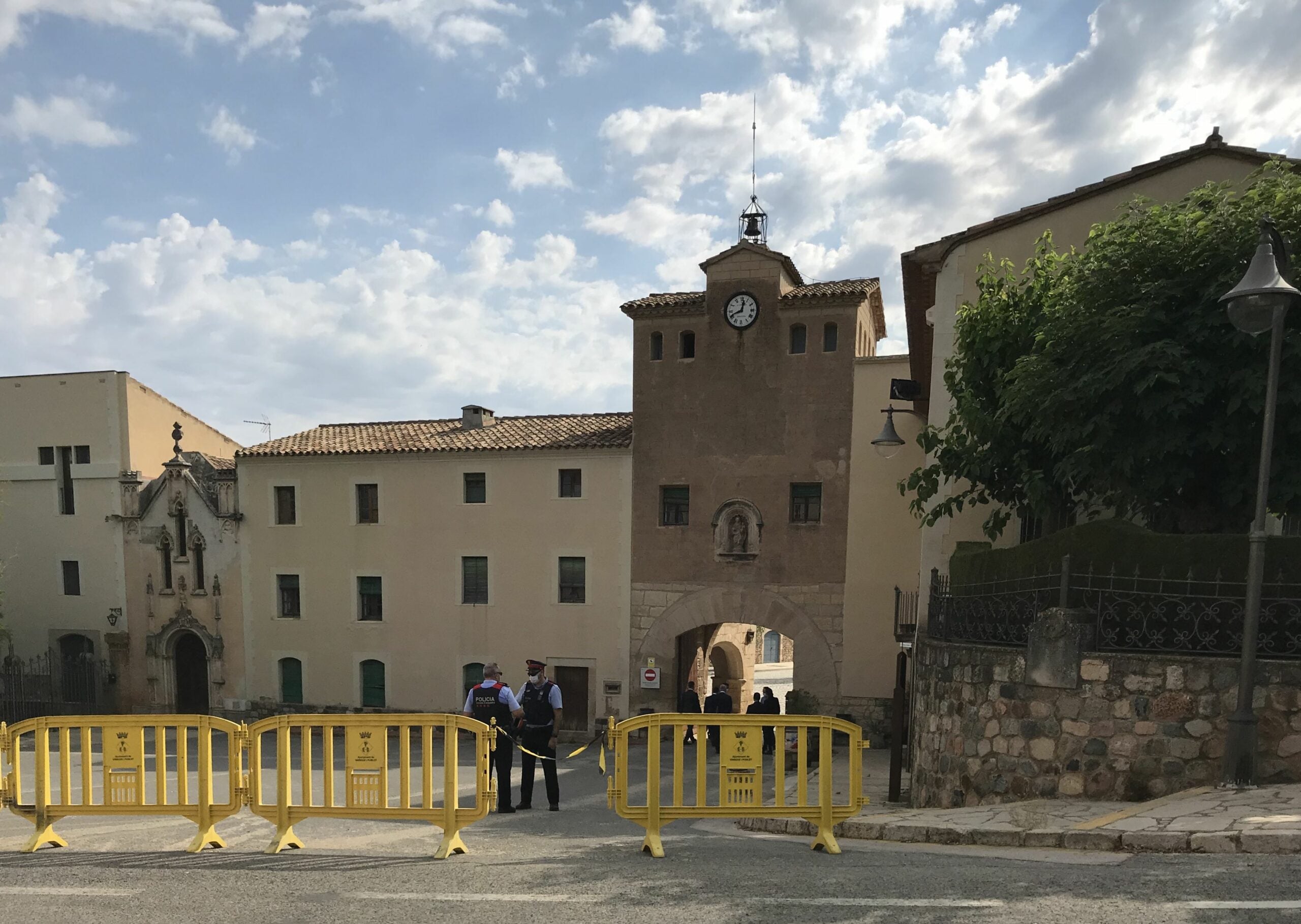 L'entrada de Poblet, tancada a pany i forrellat