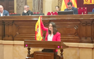 Inés Arrimadas treu la bandera espanyola