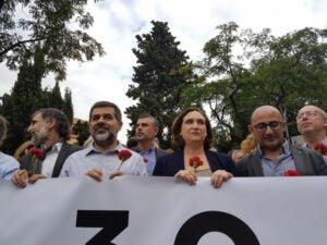 Jordi Sánchez, amb Cuixart, Colau i Vila, en una protesta el 3 d'octubre del 2017
