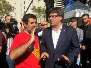 Jordi Sànchez i Carles Puigdemont conversen durant la manifestació de l'11 de setembre de 2017