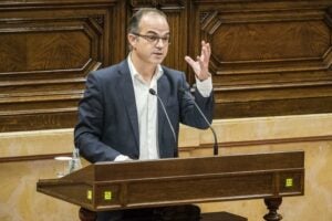 Jordi Turull dirigint-se al Parlament