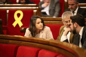 La banqueta de Cs, que s'ha negat a sortir al faristol i ha intervingut des de l'escó