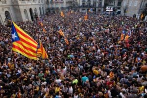 La plaça de Sant Jaume, plena a vessar