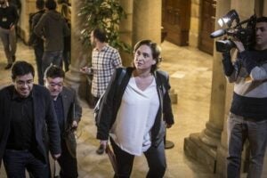 L'alcaldessa de Barcelona, Ada Colau, amb el primer tinent d'alcalde, Gerardo Pisarello, pugen les escales principals del Parlament després de la cimera
