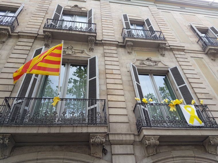 Llaços grocs als balcons del Palau Moja, edifici del Govern català