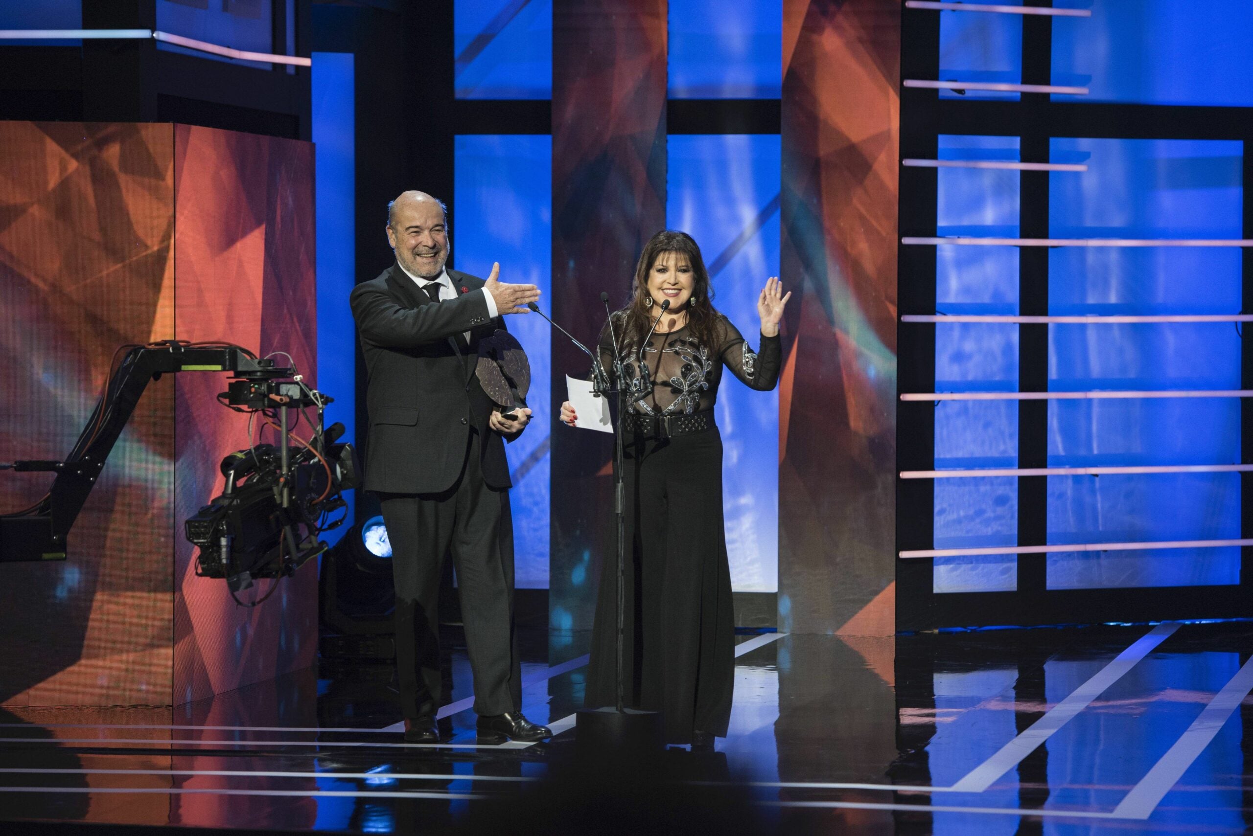 Loles León, amb un vestit molt atrevit als premis Forqué   Twitter oficial del certamen