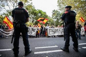 Manifestaci&oacute; espanyolista davant la seu de l'Assemblea Nacional Catalana