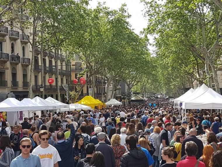 Milers de persones a les Rambles de Barcelona aquest Sant Jordi
