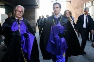 Pablo Casado vestit de natzarè abans de participar a una processó a Àvila el 13 d'abril