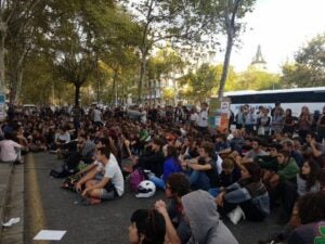 Part del públic a la videoconferència d'Assange a la UB