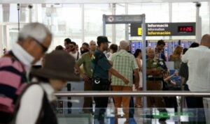 Passatgers passant el control de seguretat de l'aeroport del Prat