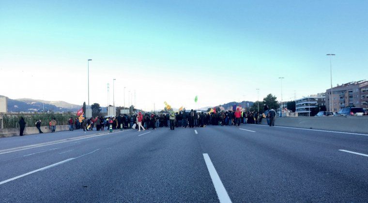 Persones bloqugen el pas a Molins de Rei