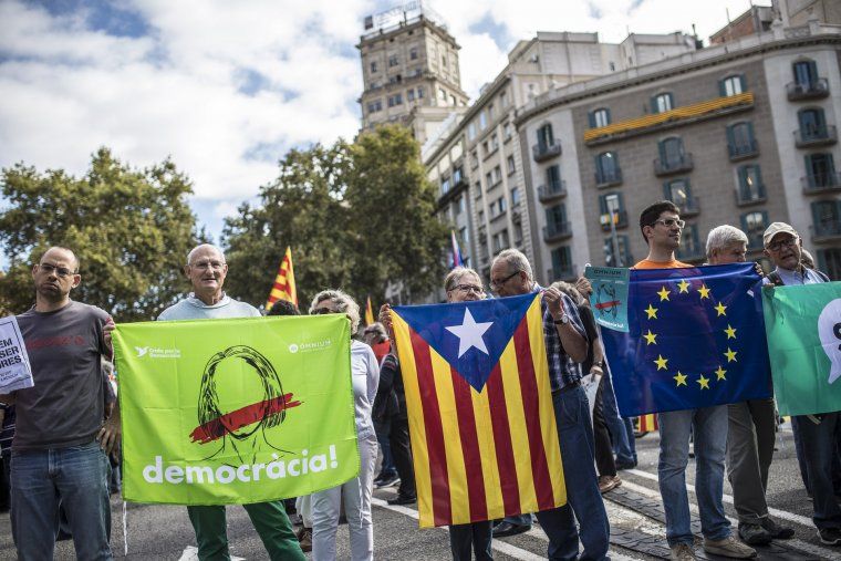Persones concentrades tallant la Gran Via de les Corts Catalanes