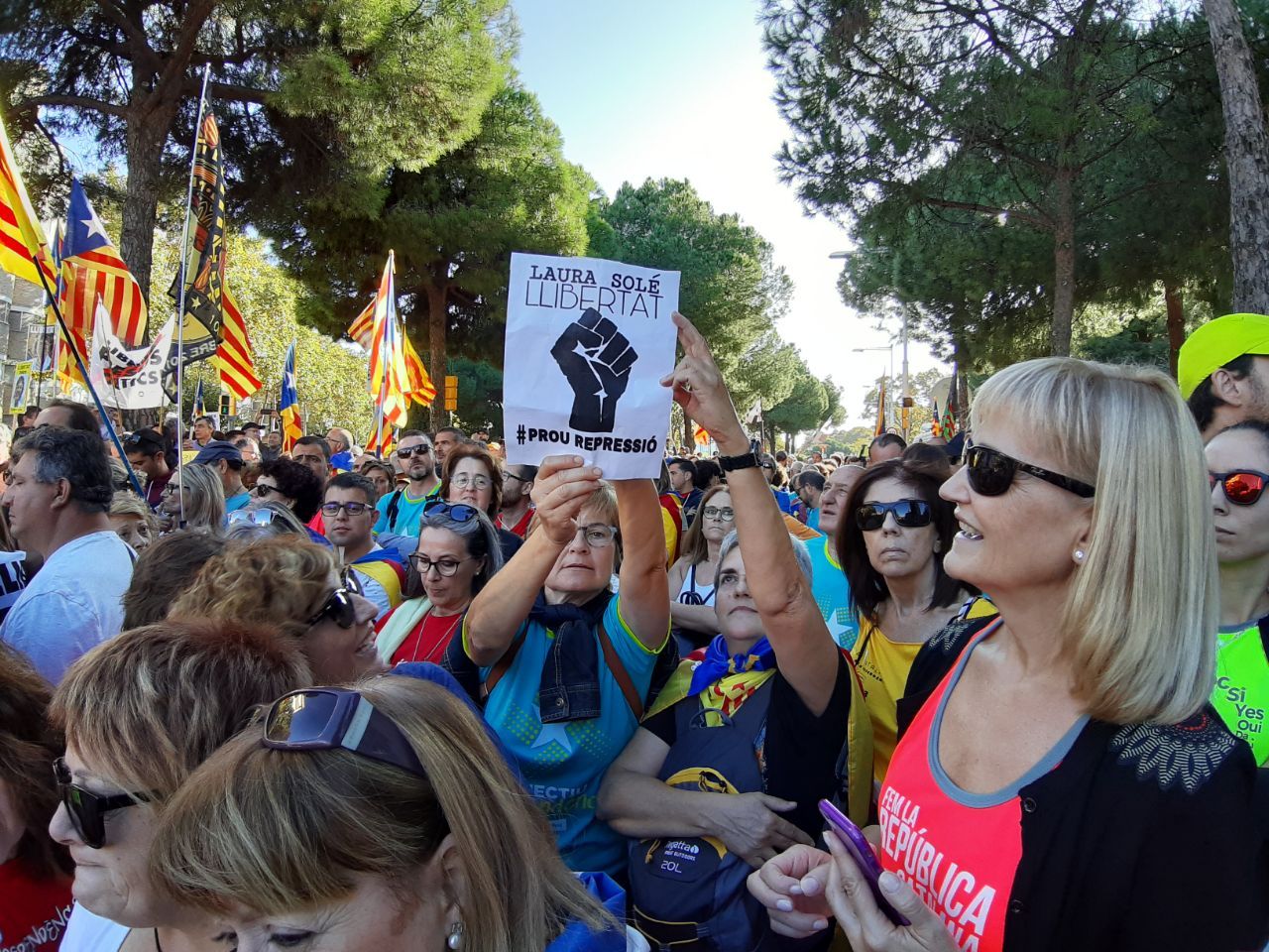 Aparecen carteles pidiendo la libertad de personas detenidas el 23-