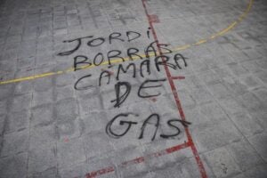 Pintada amenaçant el fotoperiodista Jordi Borràs al pati de l'escola Ramon Llull