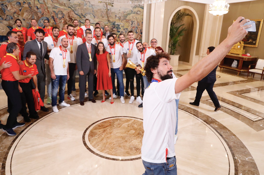 Selfie de la selecció espanyola amb els Reis Casa Reial Selfie de la selecció espanyola amb els Reis Casa Reial