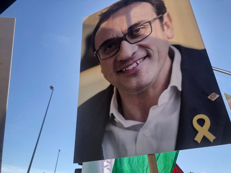 Un cartell amb la foto de Josep Rull a la manifestació a favor dels presos polítics a Sevilla