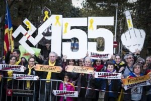 Un grup de manifestants carrega contra el 155 i utilitza una esvàstica per denunciar l'actitud de l'Estat espanyol amb l'independentisme